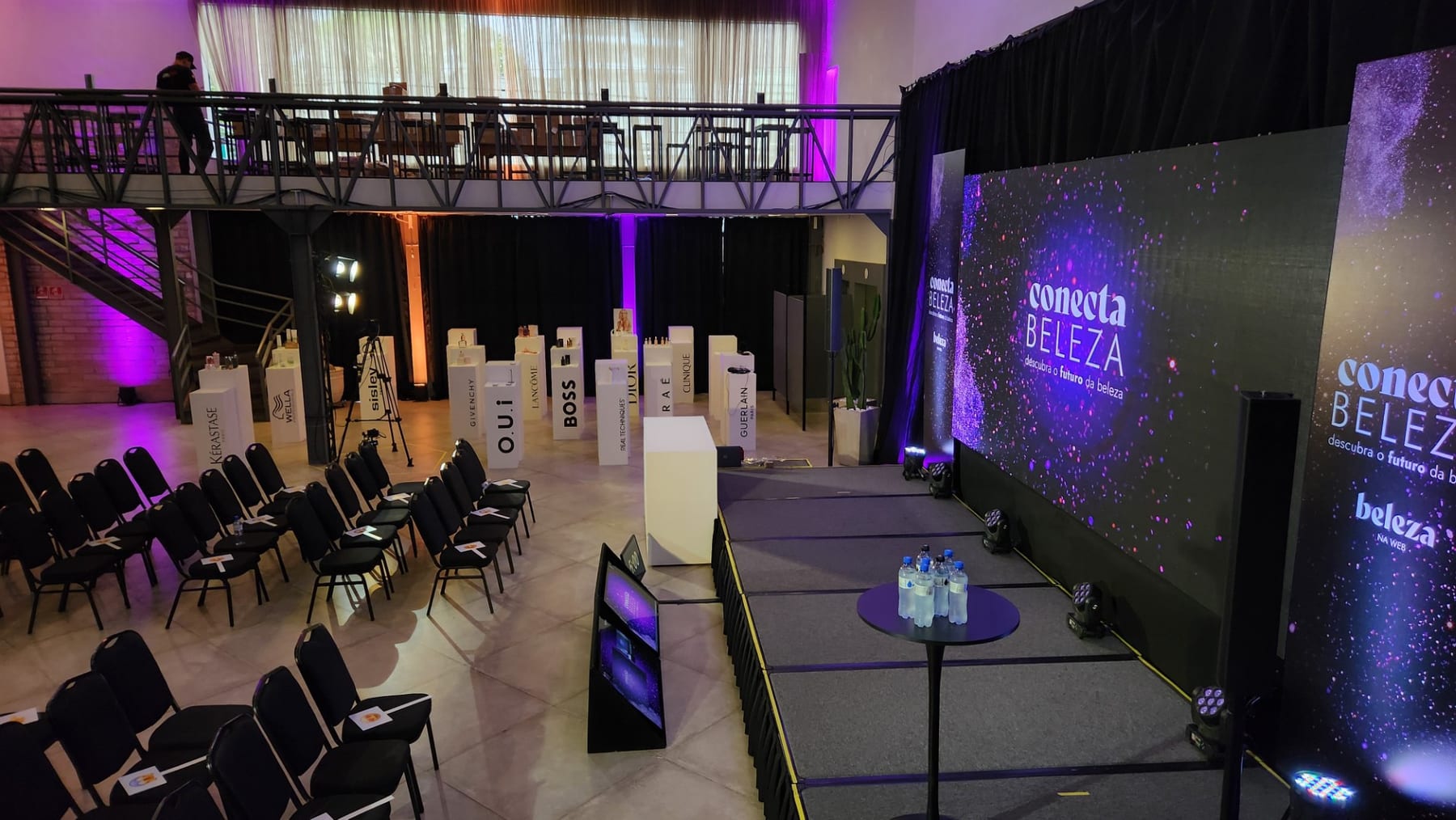 Palco iluminado para lançamento