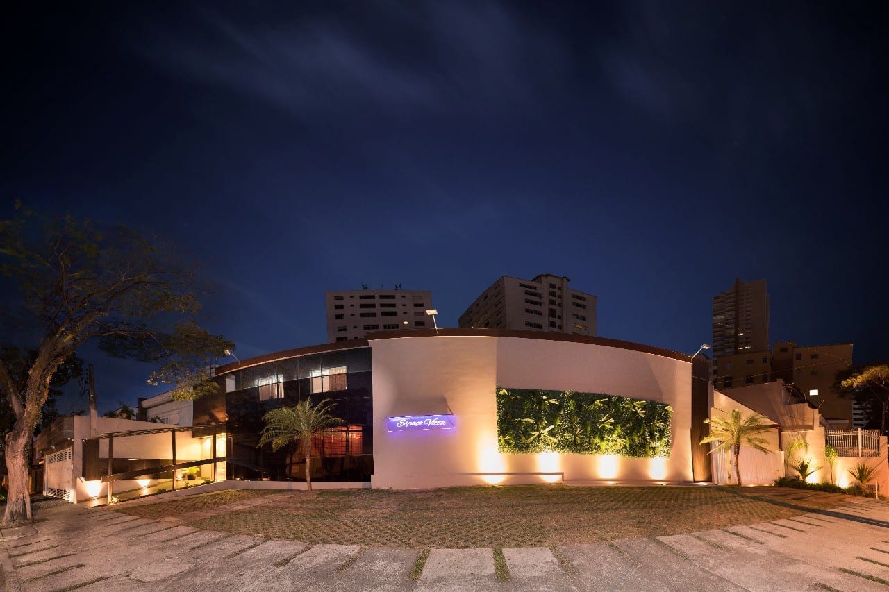Fachada iluminada de salão de festas