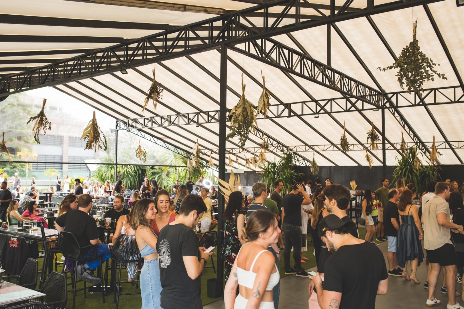 Festa sob tenda com convidados