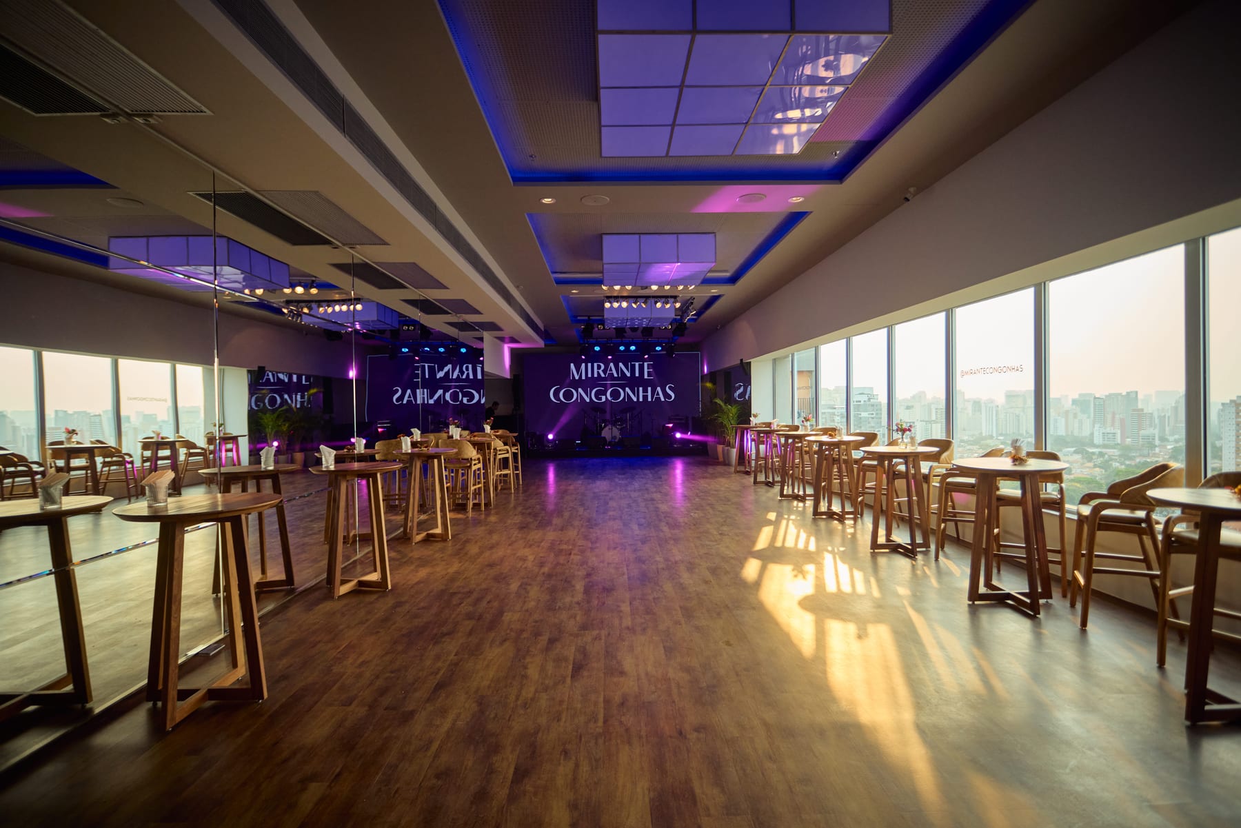 Salão envidraçado preparado para evento ao entardecer em Uberlândia